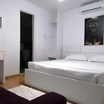 בית אירוח Alexandra House קוסטינסטי