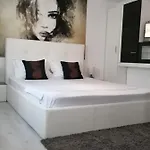 Alexandra House בית אירוח קוסטינסטי