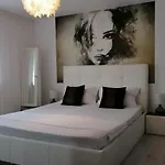 Alexandra House * קוסטינסטי