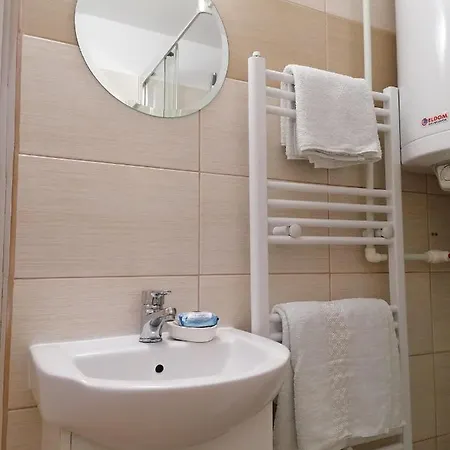 Alexandra House * コスティネシュティ