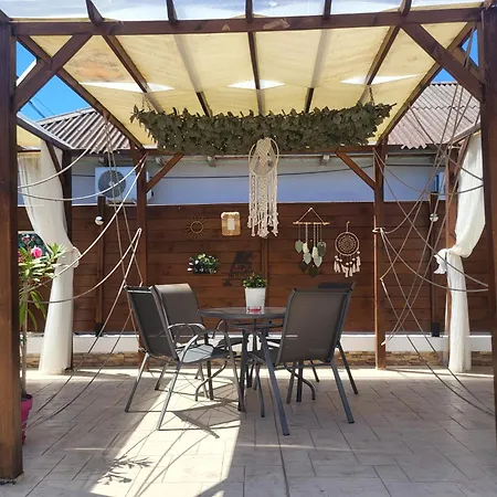 Alexandra House בית אירוח קוסטינסטי